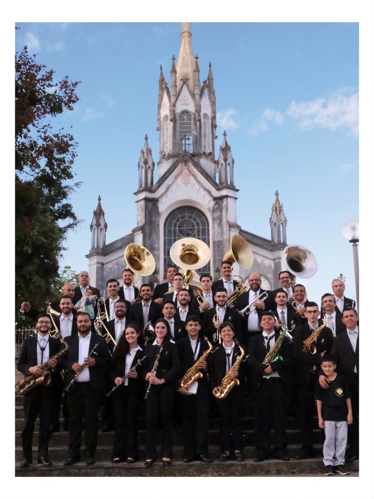 Apresentação em frente à igreja